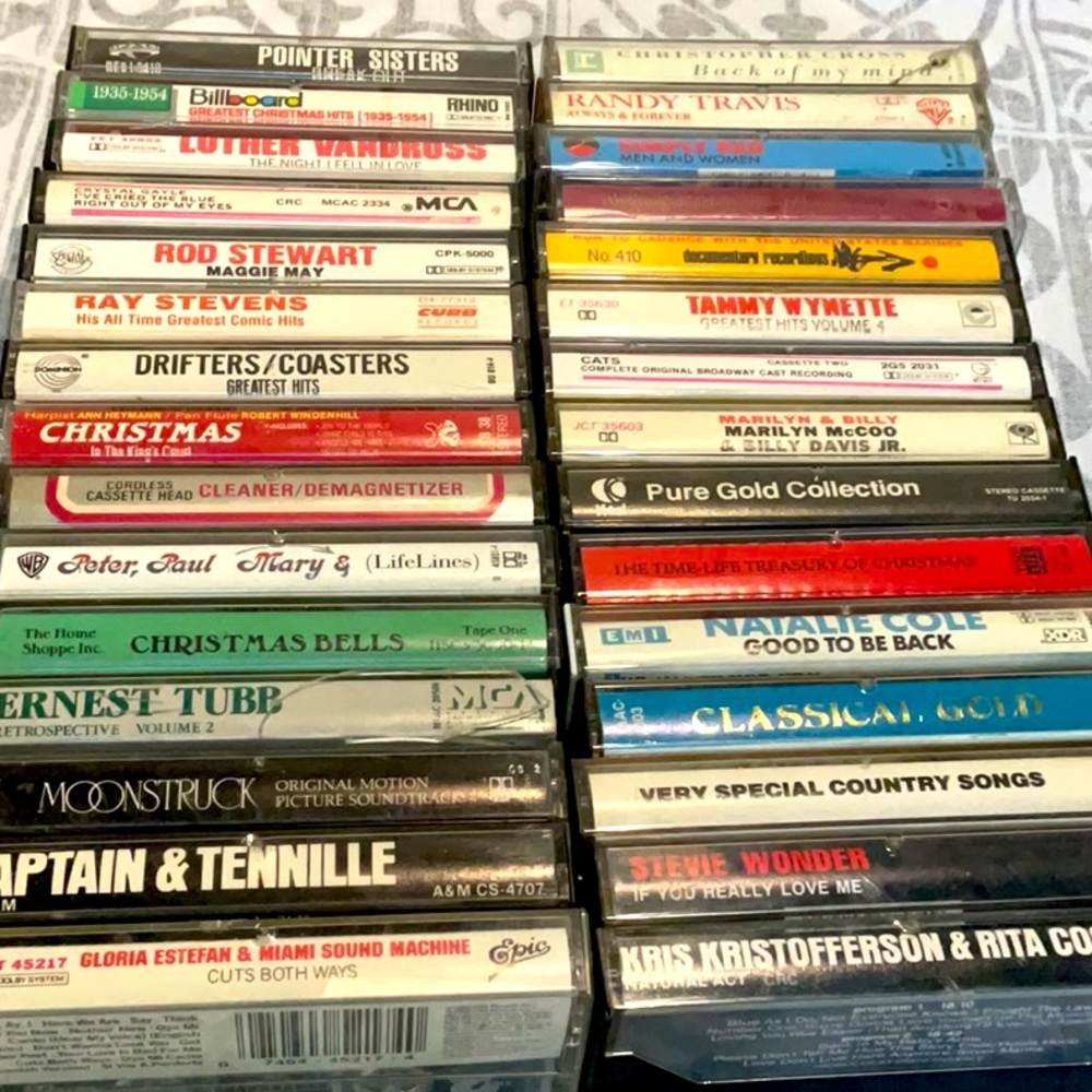 Cassettes set of 30 mixed artists